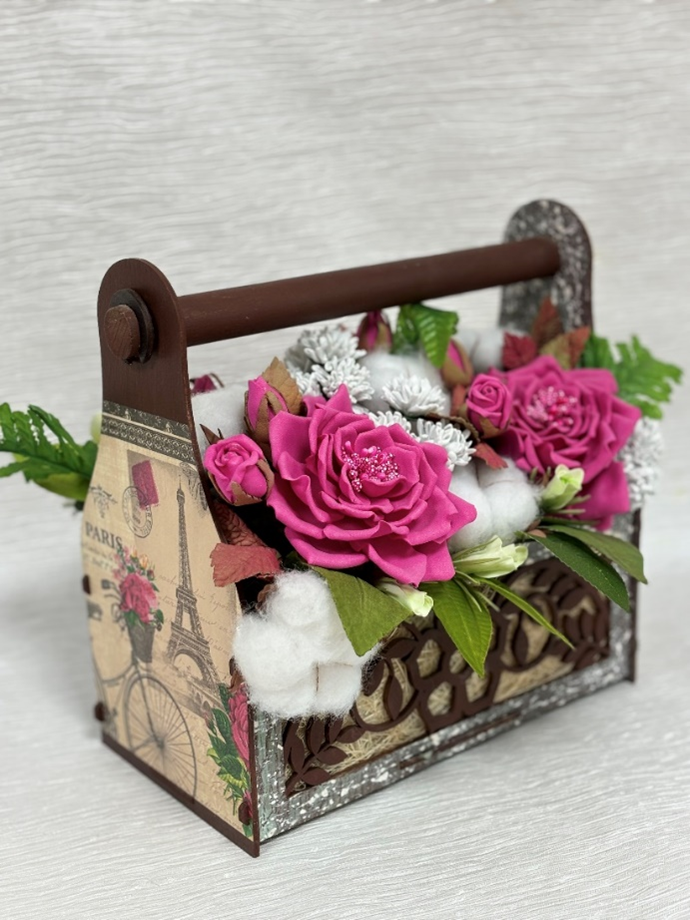 Цветочная композиция «Париж» в декоративном ящике