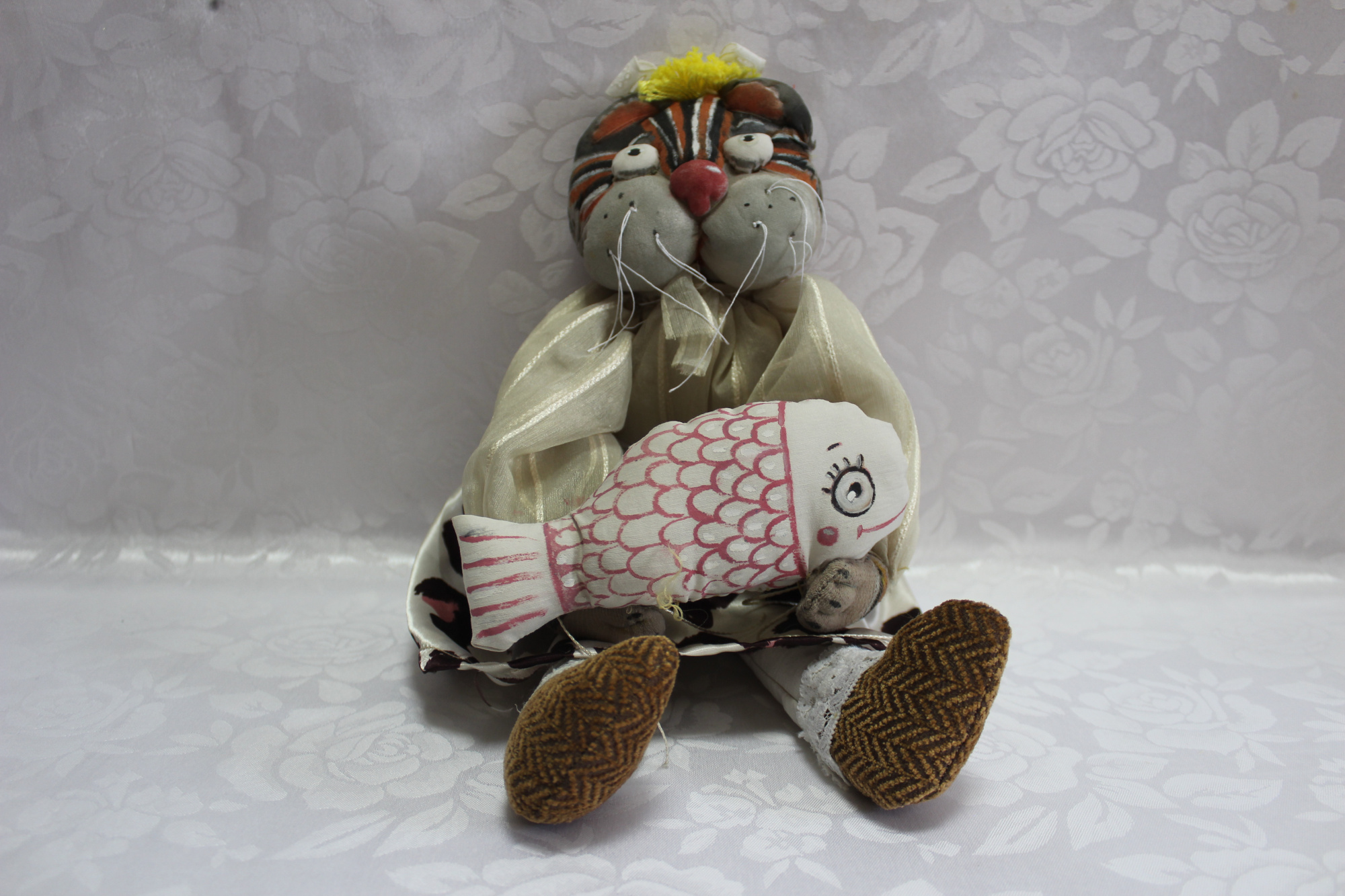 Игрушка «Кот с рыбкой»